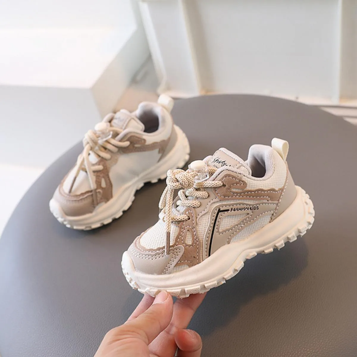 2023 Scarpe per bambini Moda casual Scarpe sportive per ragazzo all'aperto Strisce leggere Scarpe da ginnastica da corsa traspir