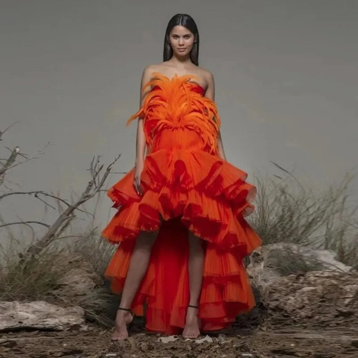 Abiti da festa da ballo alti bassi arancioni Abiti eleganti con volant con piume eleganti 2023 Nuovo فستان سهرة Manica a strati