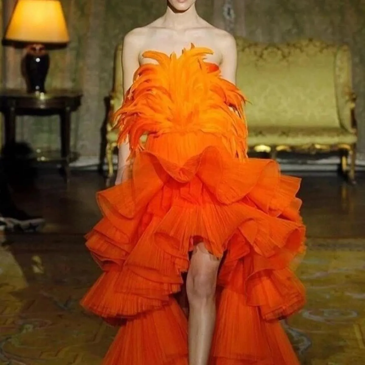 Abiti da festa da ballo alti bassi arancioni Abiti eleganti con volant con piume eleganti 2023 Nuovo فستان سهرة Manica a strati