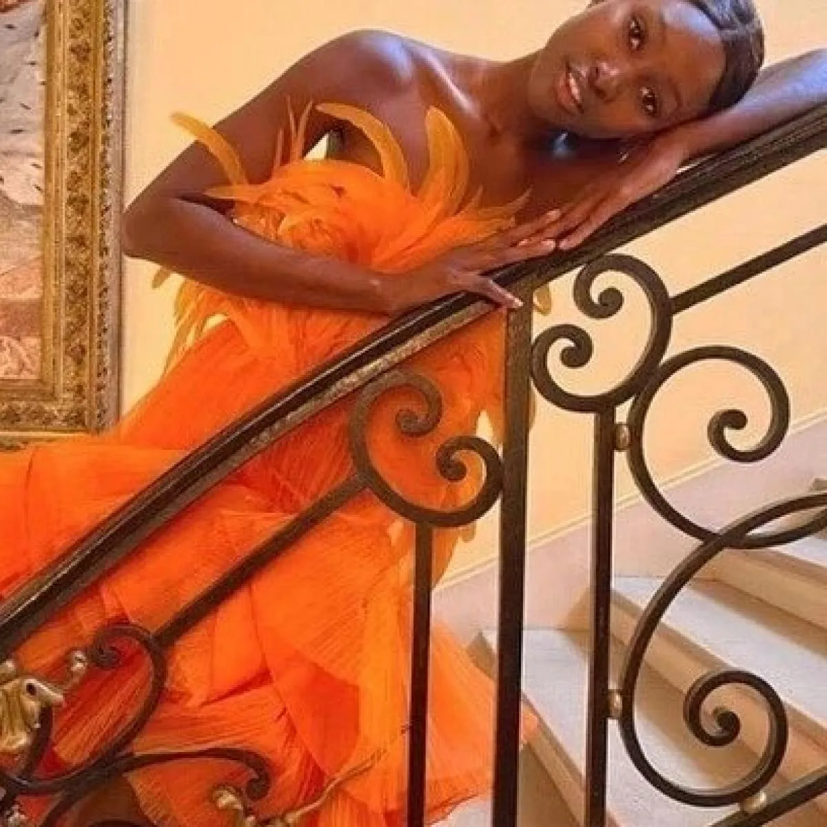 Abiti da festa da ballo alti bassi arancioni Abiti eleganti con volant con piume eleganti 2023 Nuovo فستان سهرة Manica a strati