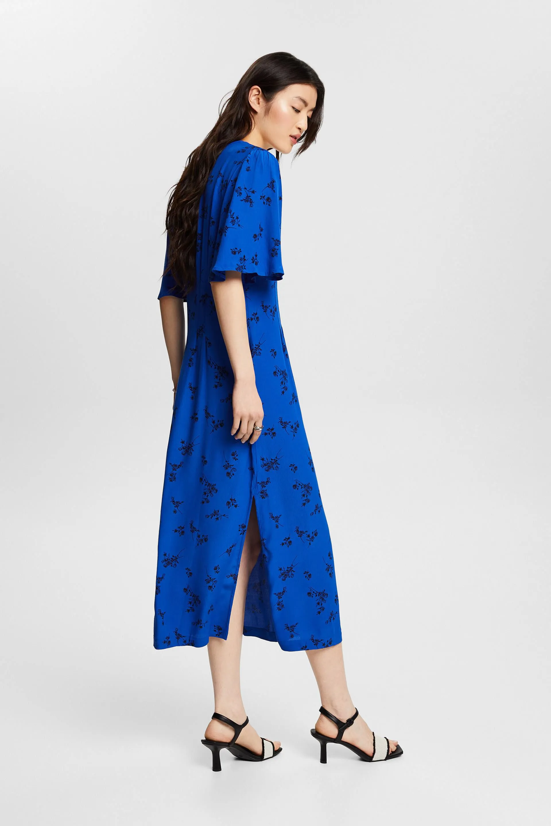 Abito midi stampato con scollo a V