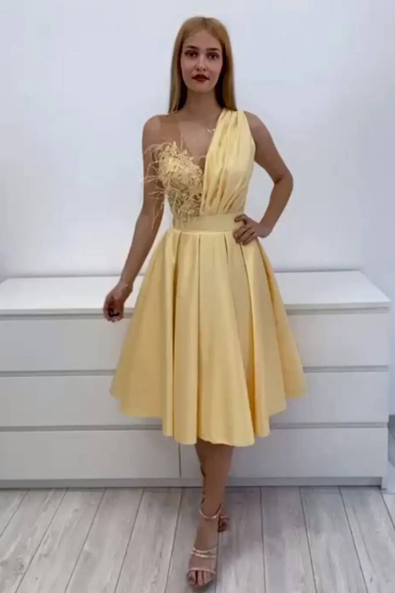 Abito svasato giallo Axa lunghezza midi con corpetto floreale e piume decorative