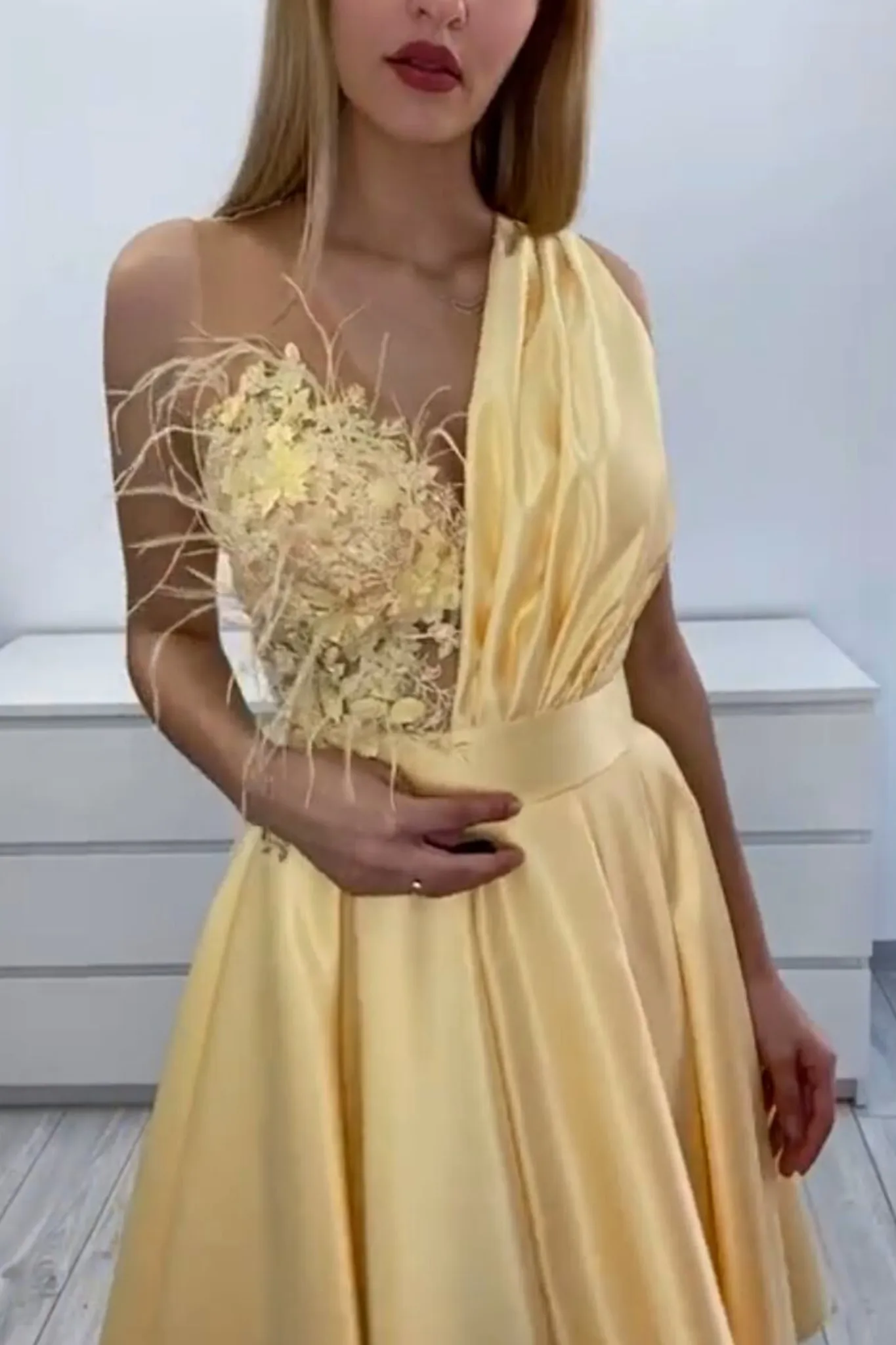 Abito svasato giallo Axa lunghezza midi con corpetto floreale e piume decorative