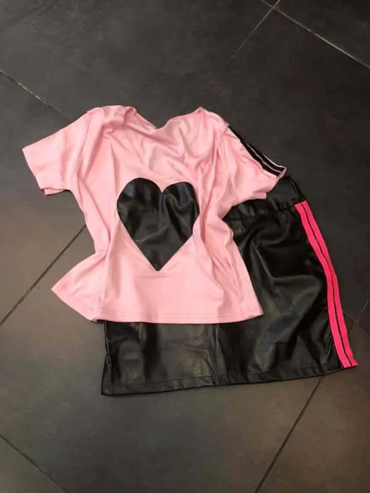 Completo sportivo maglietta e minigonna