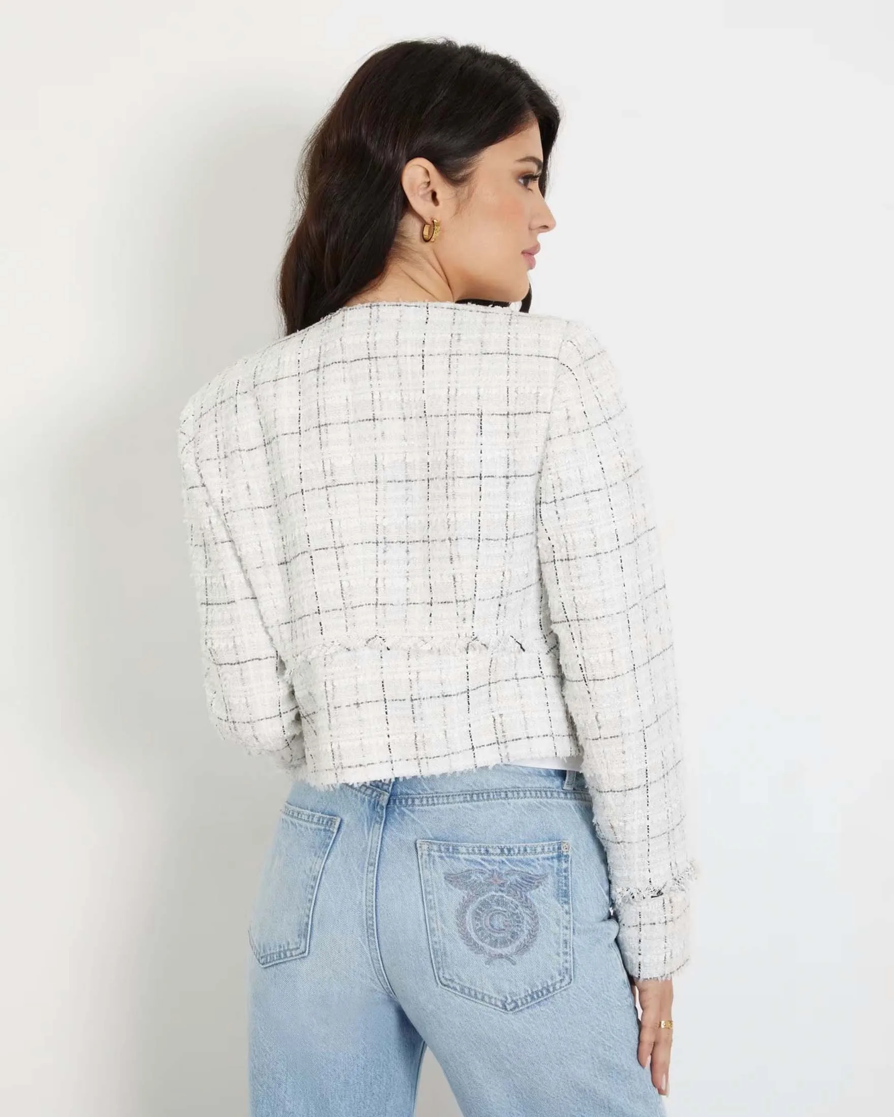 Giacca corta bianca in tweed a quadri neri con scollo tondo tasche applicate e profili sfrangiati