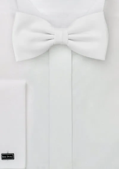 I bambini volano in bianco neve monocromatico bianco neve
