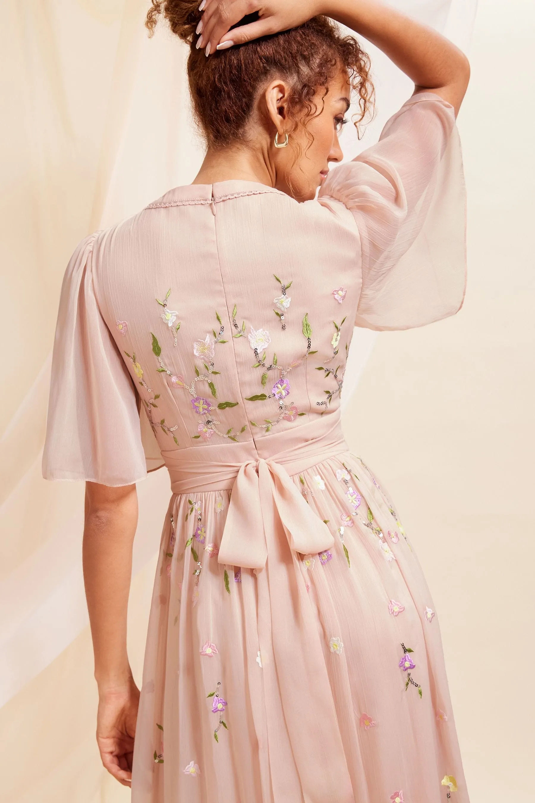 Love & Roses - Abito maxi in chiffon decorato con maniche svasate