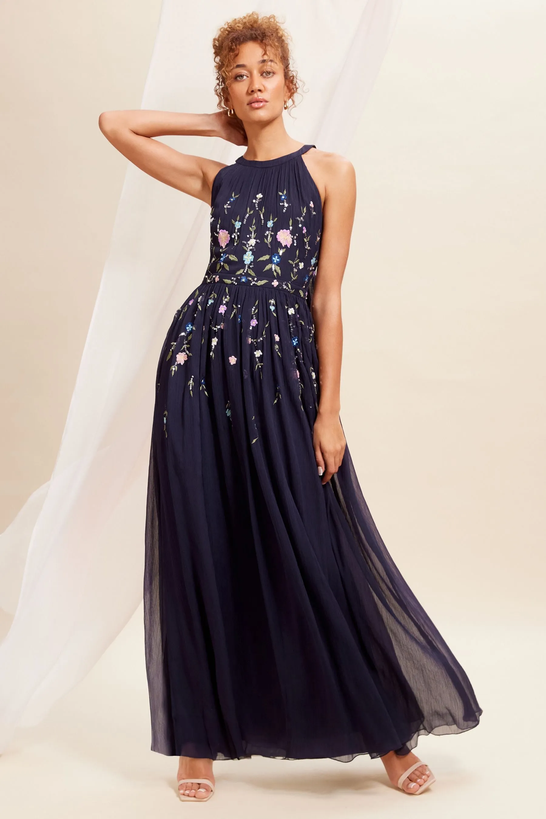Love & Roses - Abito maxi in con scollo all'americana in chiffon decorato