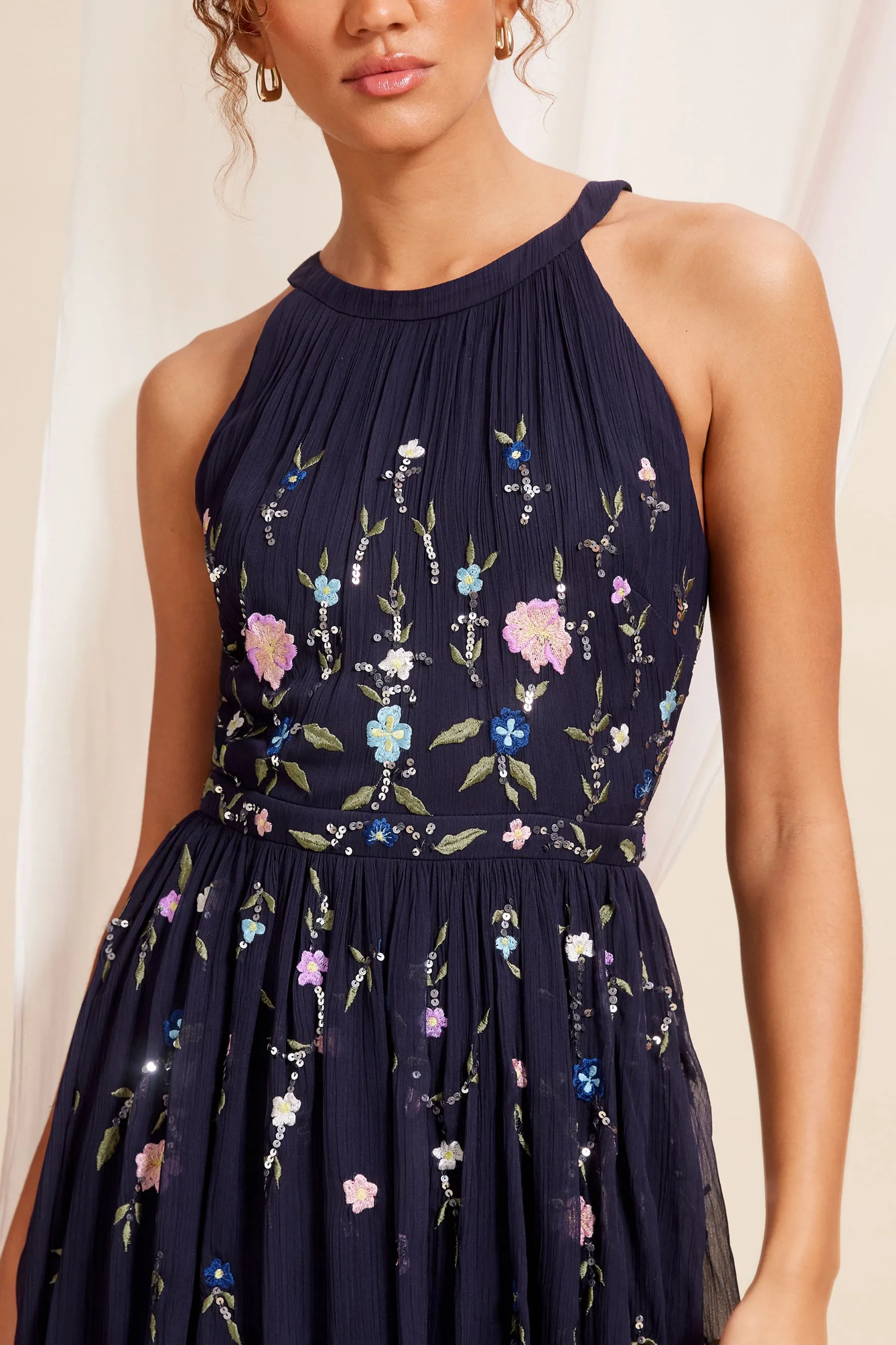 Love & Roses - Abito maxi in con scollo all'americana in chiffon decorato