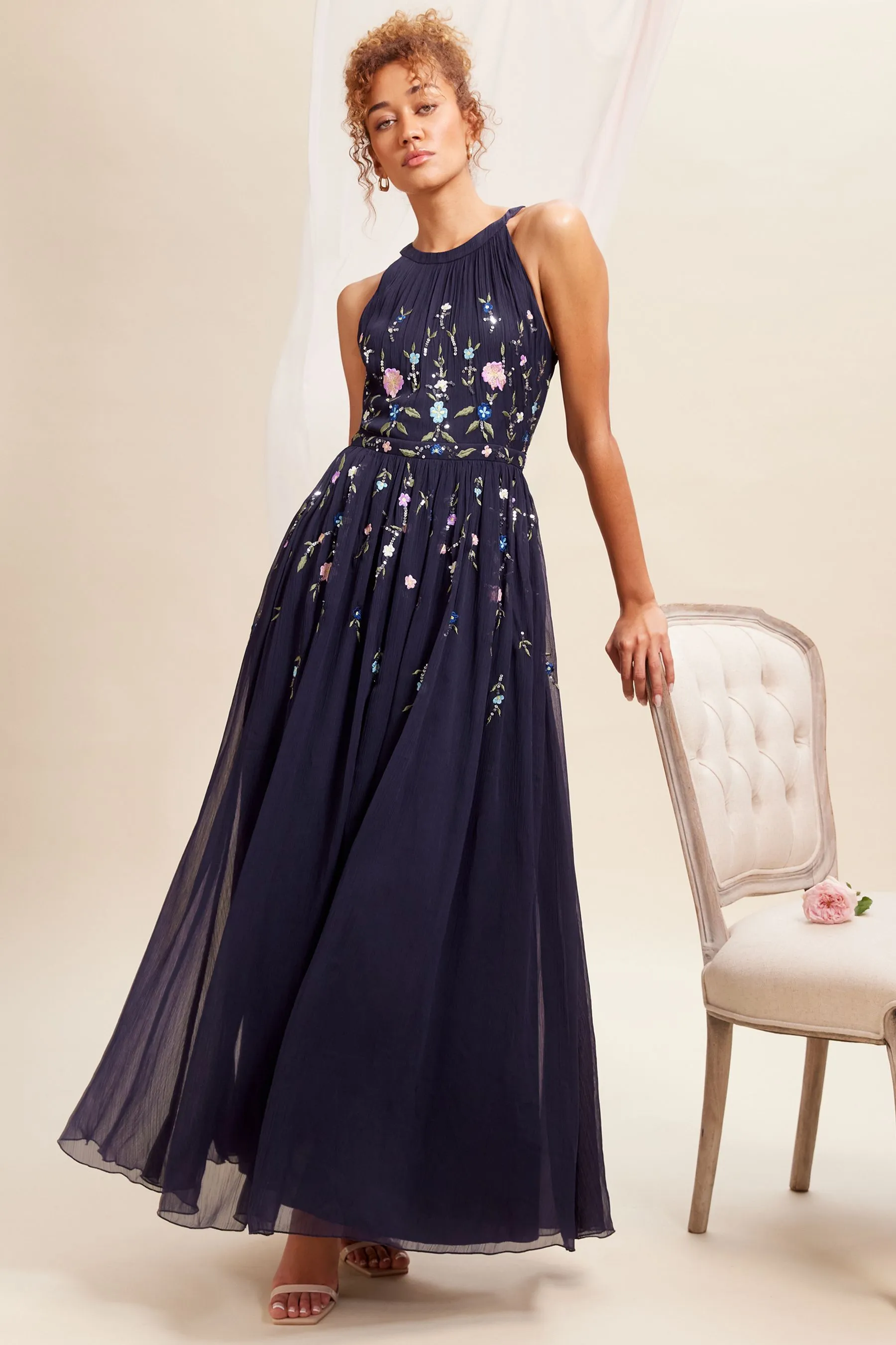 Love & Roses - Abito maxi in con scollo all'americana in chiffon decorato