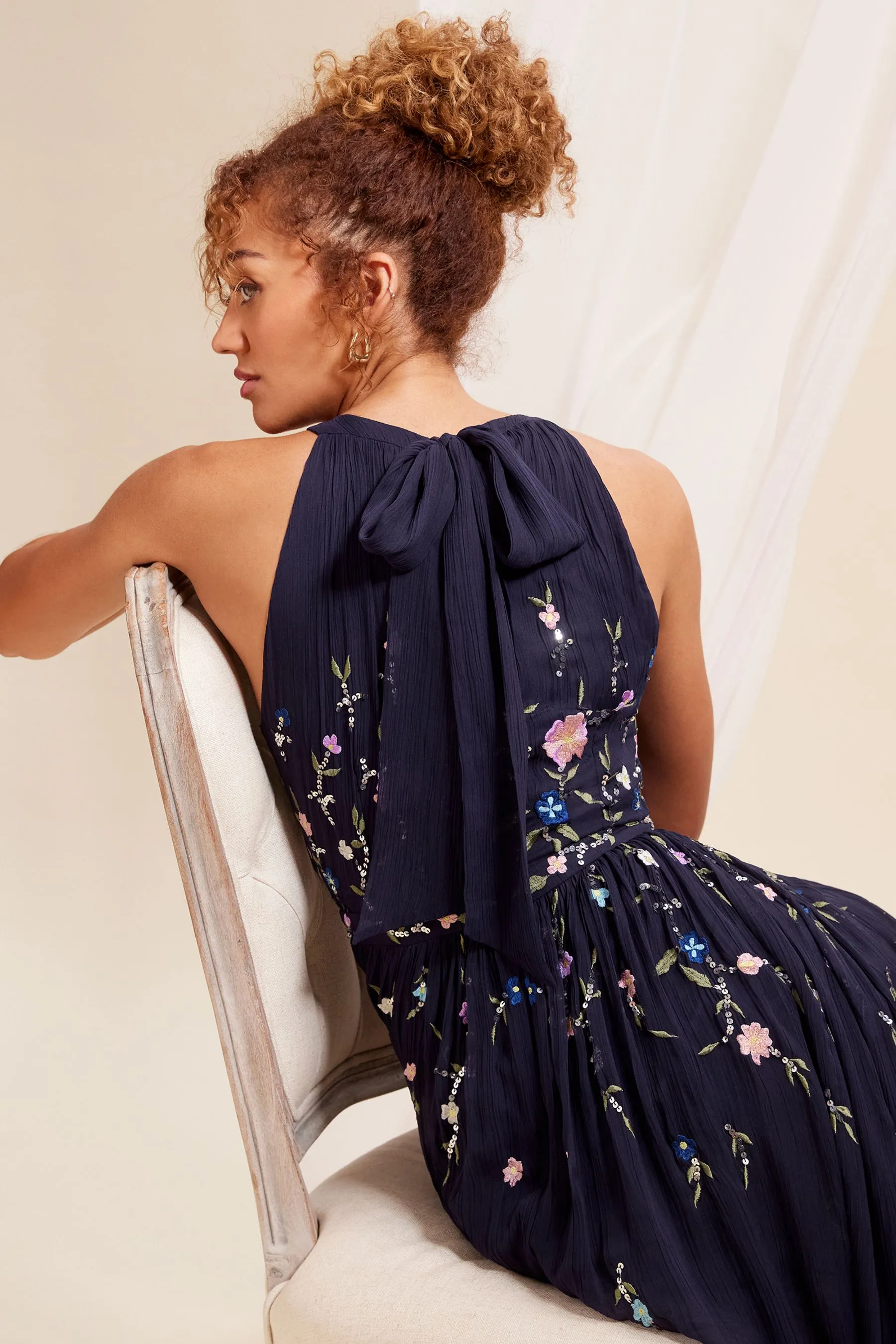 Love & Roses - Abito maxi in con scollo all'americana in chiffon decorato