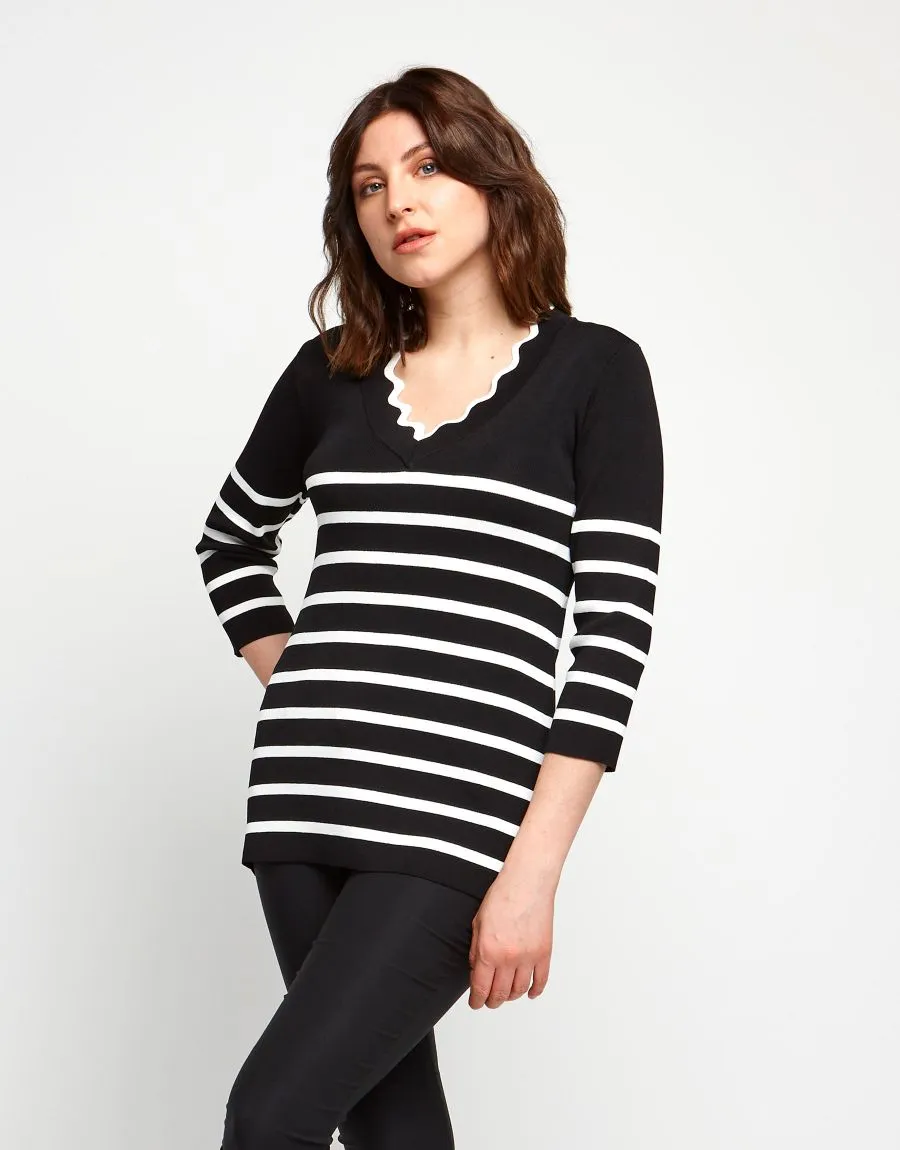 Maglia a righe con scollo ad ondine