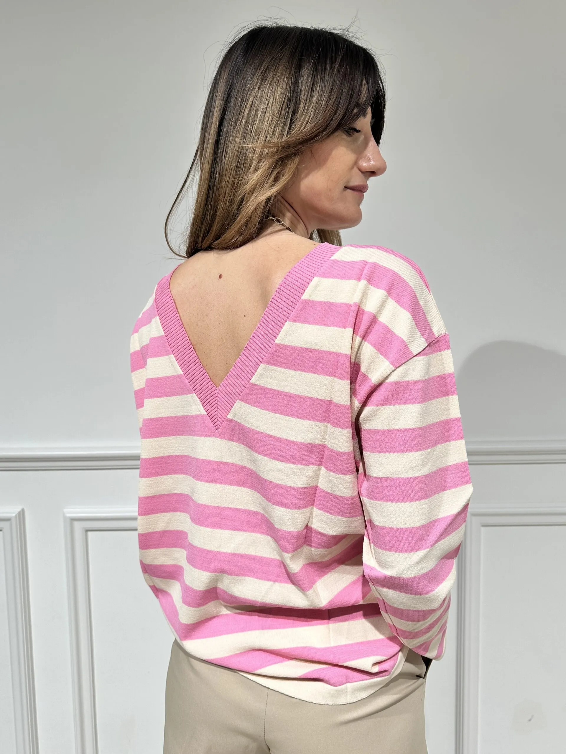 Maglia a righe scollo V sulla schiena – Vicolo