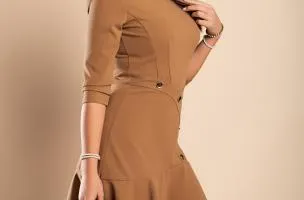 Miniabito elegante con bottoni decorativi, cammello