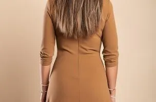 Miniabito elegante con bottoni decorativi, cammello