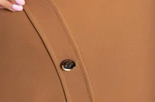Miniabito elegante con bottoni decorativi, cammello