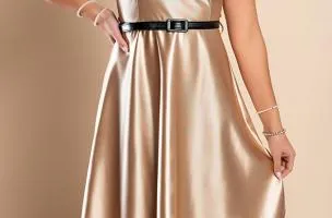 Miniabito realizzato in simil raso, beige
