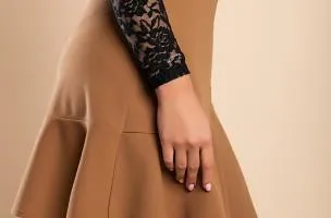Minigonna con bottoni decorativi, colore cammello