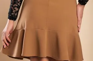 Minigonna con bottoni decorativi, colore cammello