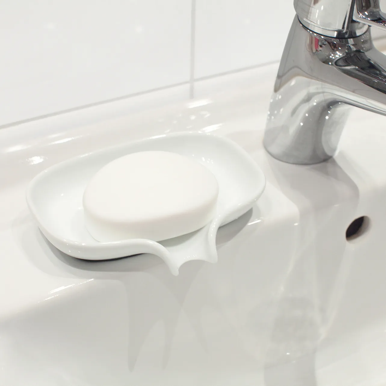 Portasapone con beccuccio di drenaggio in porcellana.jm{font-size:18px}bianco