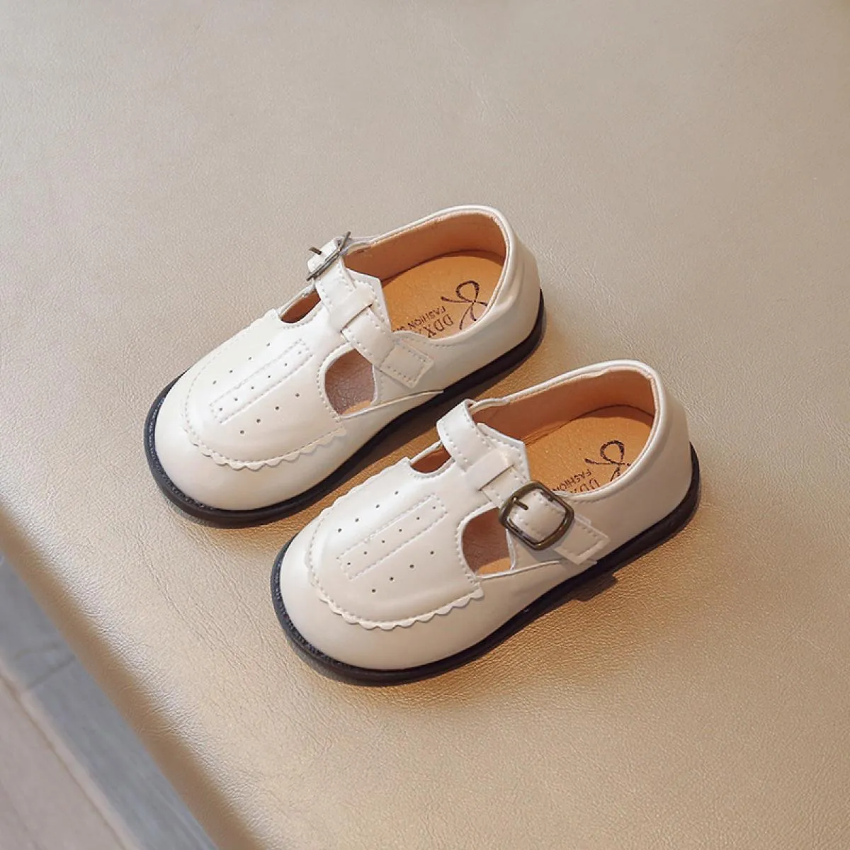 Scarpe in pelle per bambini 2023 Scarpe retrò legate per ragazze Stile britannico Marrone Allmatch Scarpe casual per bambini vin