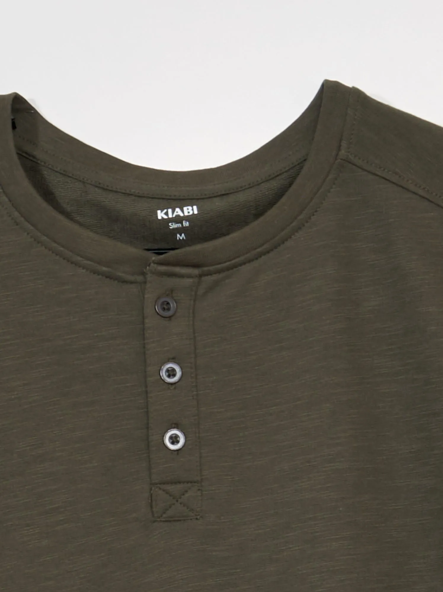 T-shirt tinta unita con collo serafino - Verde militare
