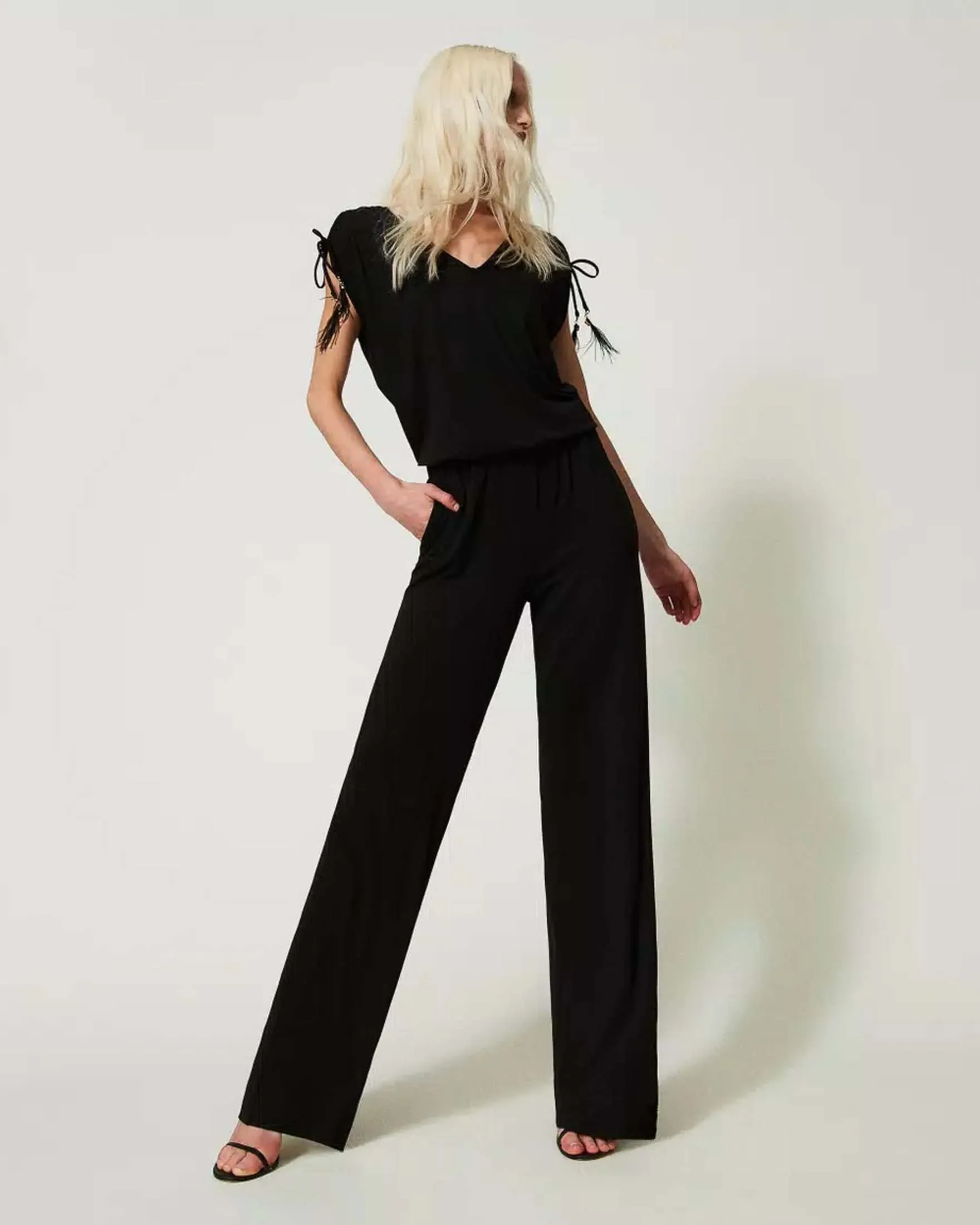 Tuta lunga nera in jersey di viscosa con top a scollo a V con coulisse sulle spalle