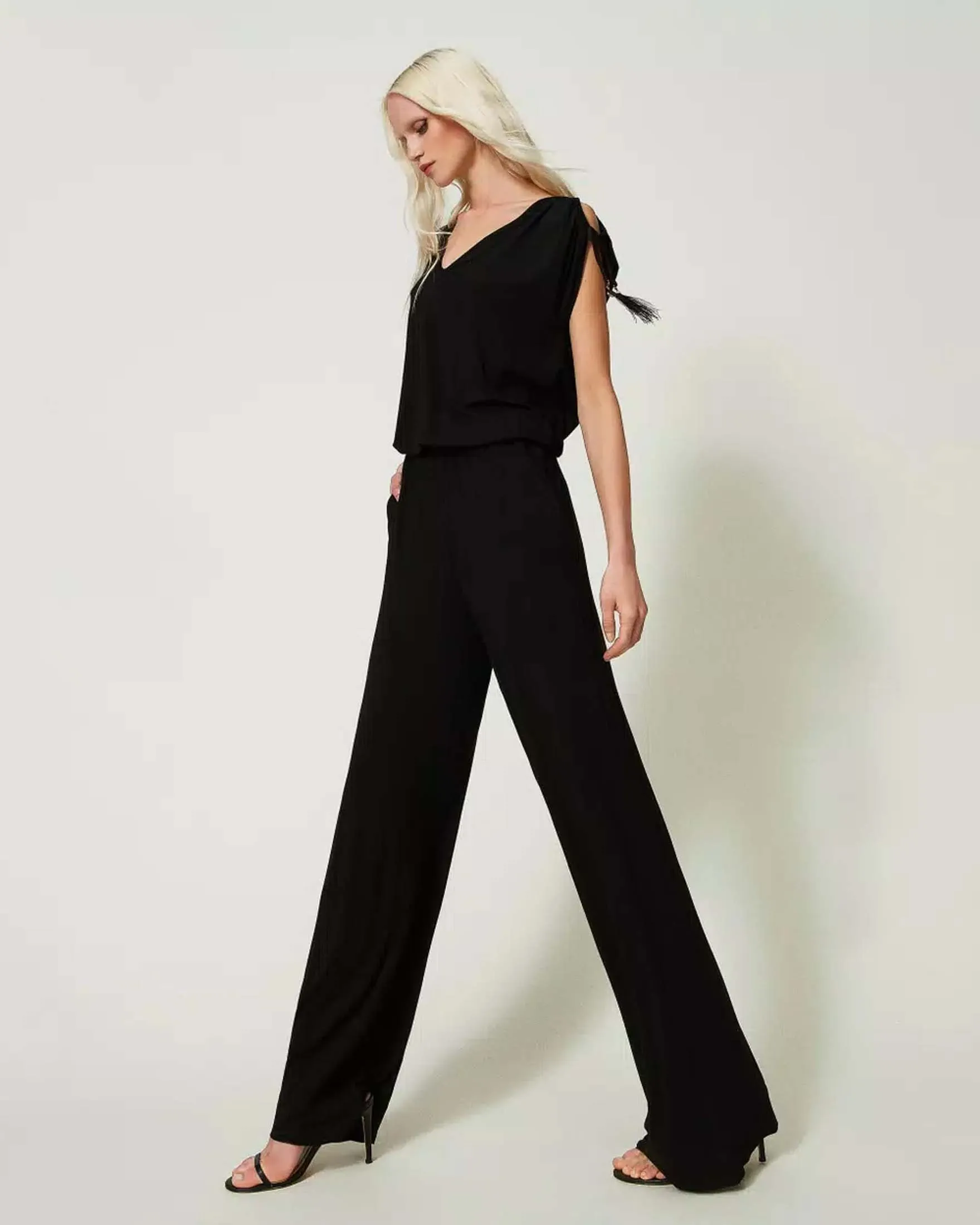 Tuta lunga nera in jersey di viscosa con top a scollo a V con coulisse sulle spalle