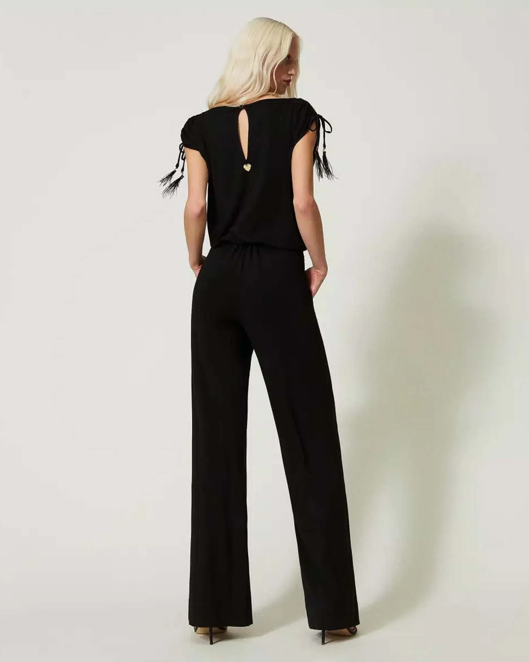 Tuta lunga nera in jersey di viscosa con top a scollo a V con coulisse sulle spalle